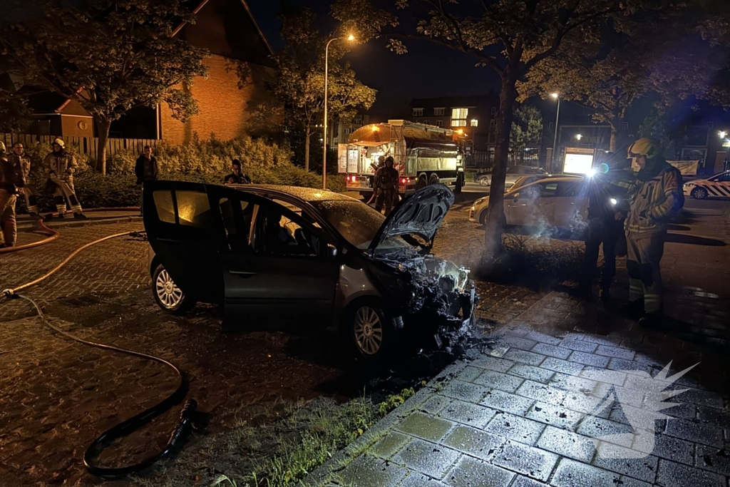 Brandweer blust brandende personenauto
