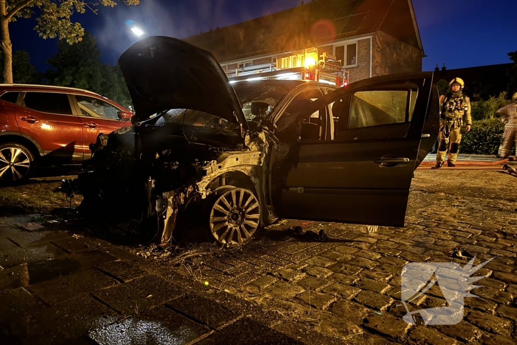 Brandweer blust brandende personenauto