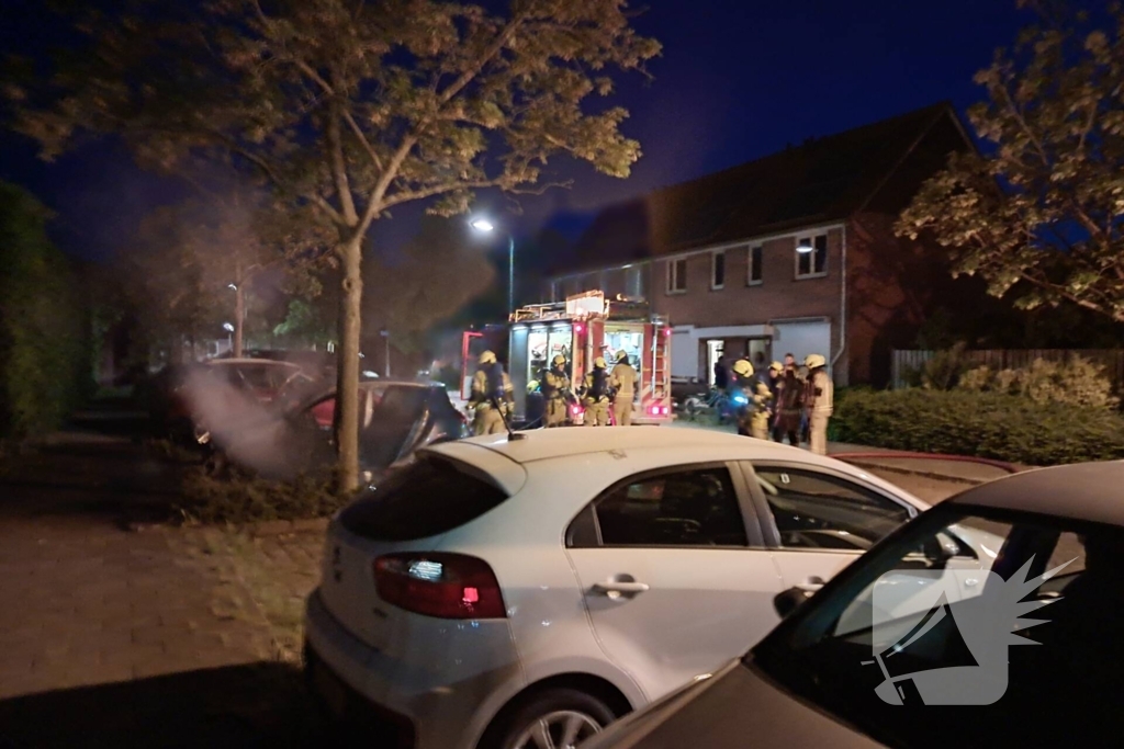 Brandweer blust brandende personenauto