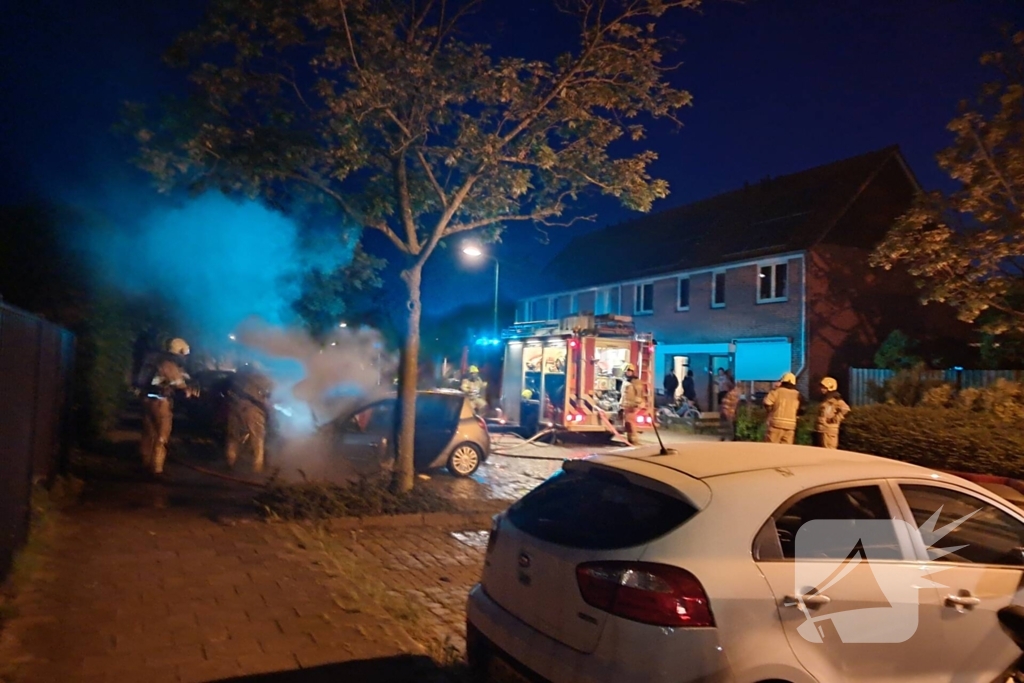Brandweer blust brandende personenauto