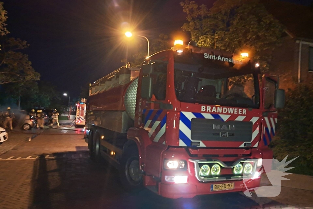 Brandweer blust brandende personenauto