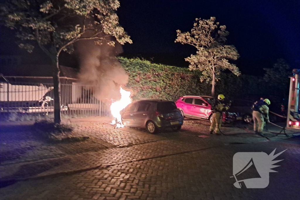 Brandweer blust brandende personenauto