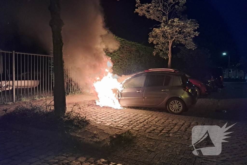 Brandweer blust brandende personenauto