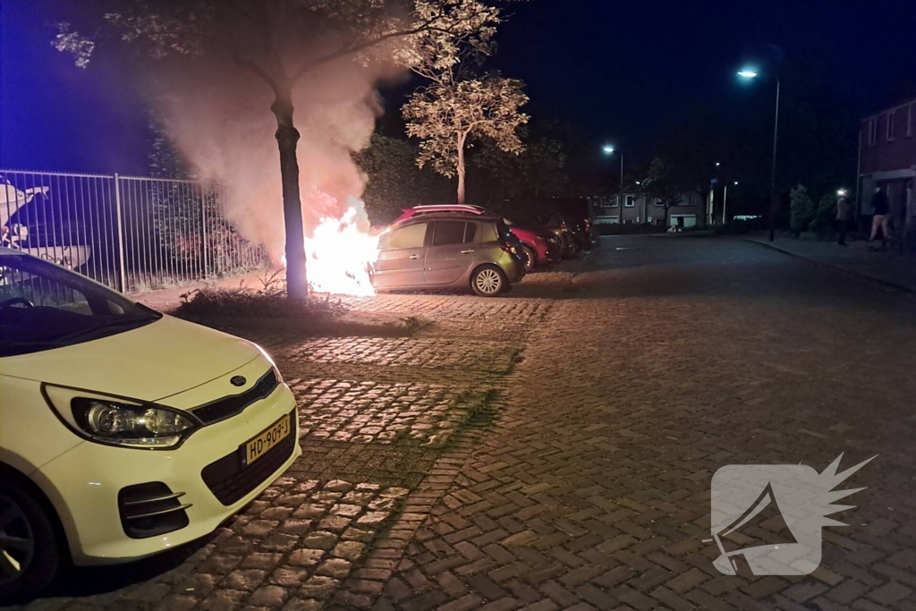 Brandweer blust brandende personenauto