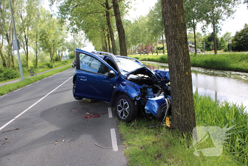 Automobiliste raakt onwel en komt tegen boom Tot stilstand