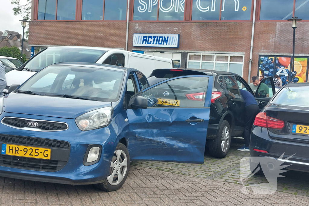 Bestuurder rijdt tegen geparkeerde auto's op parkeerplaats