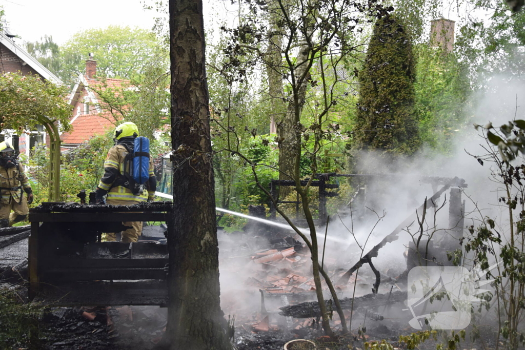 Felle brand verwoest schuur bij woning