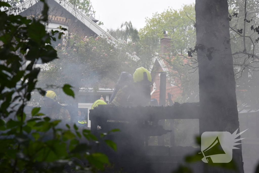 Felle brand verwoest schuur bij woning