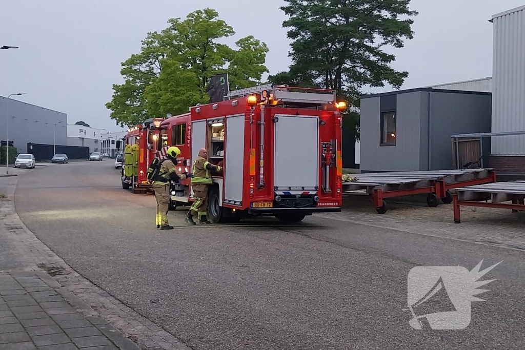 Brandweer schaalt uit voorzorg op bij brand bij loods