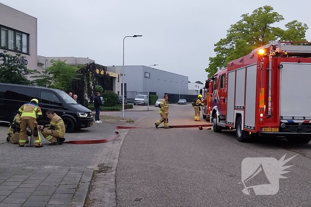 Brandweer schaalt uit voorzorg op bij brand bij loods