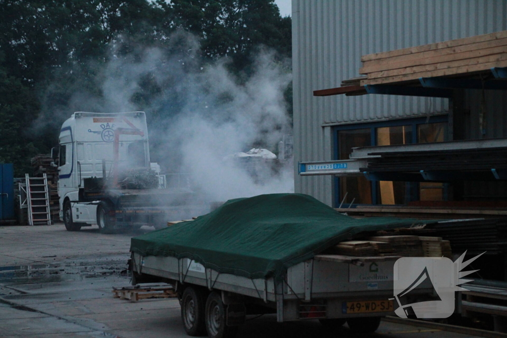 Brandweer schaalt uit voorzorg op bij brand bij loods