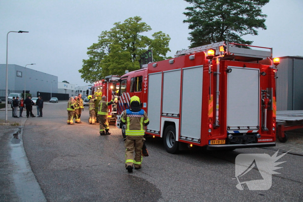 Brandweer schaalt uit voorzorg op bij brand bij loods