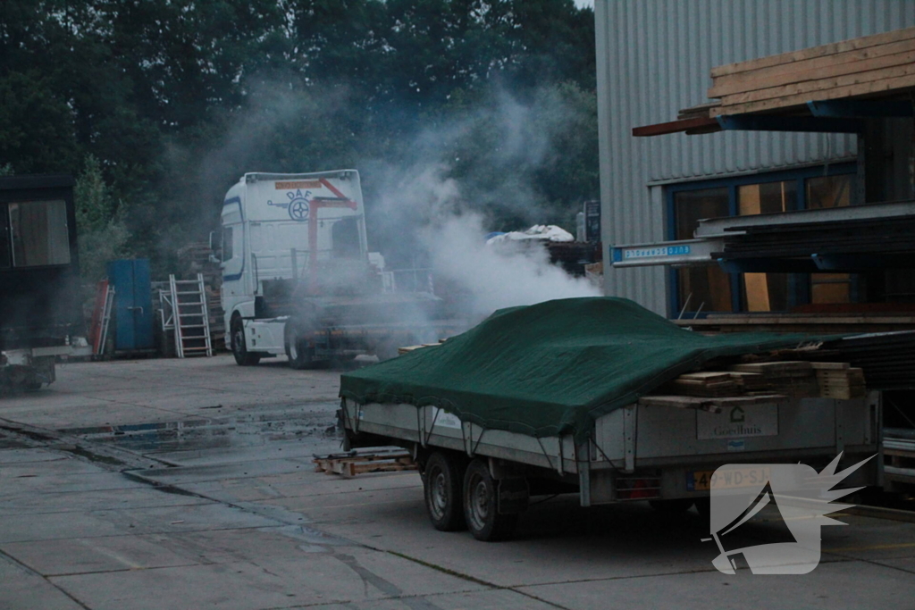 Brandweer schaalt uit voorzorg op bij brand bij loods