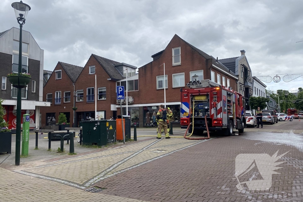 Brandweer blust brand in drogisterij winkel