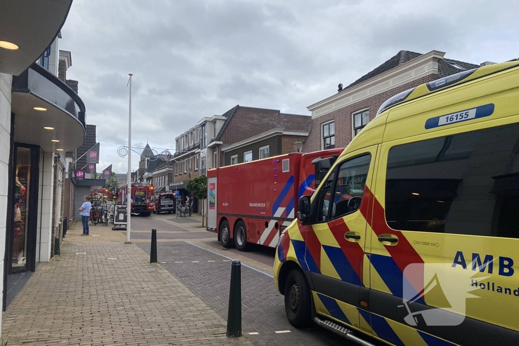 Brandweer blust brand in drogisterij winkel