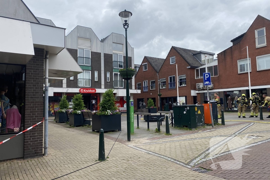 Brandweer blust brand in drogisterij winkel