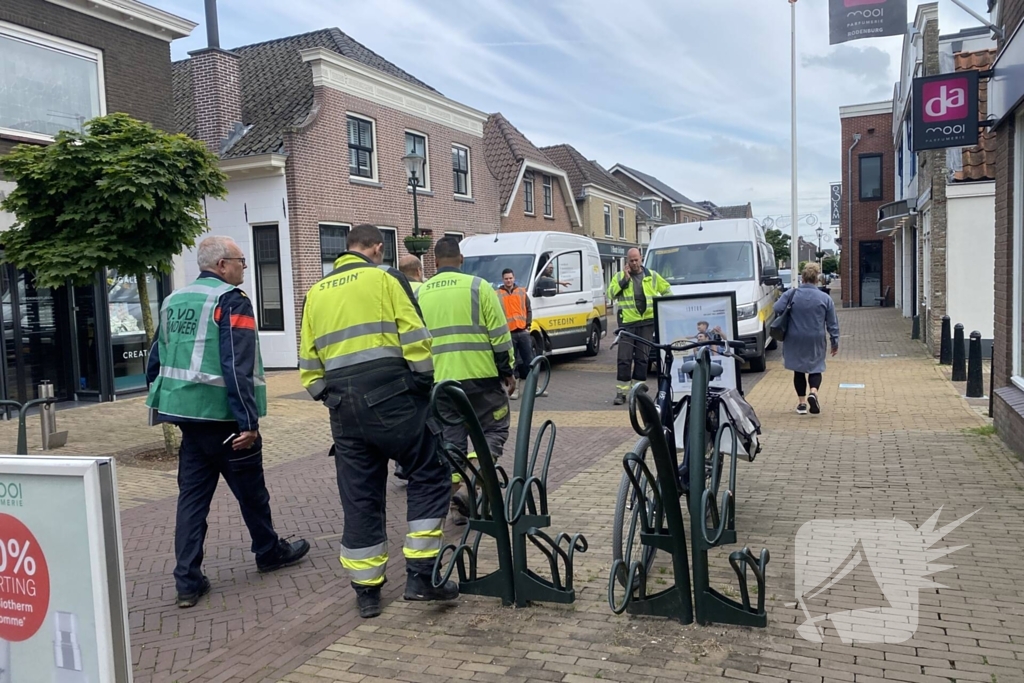 Brandweer blust brand in drogisterij winkel
