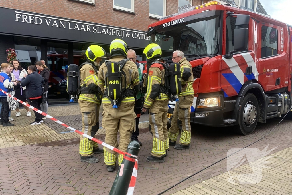 Brandweer blust brand in drogisterij winkel
