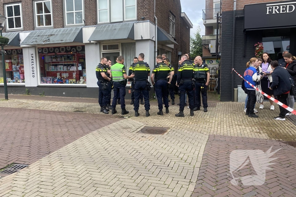 Brandweer blust brand in drogisterij winkel