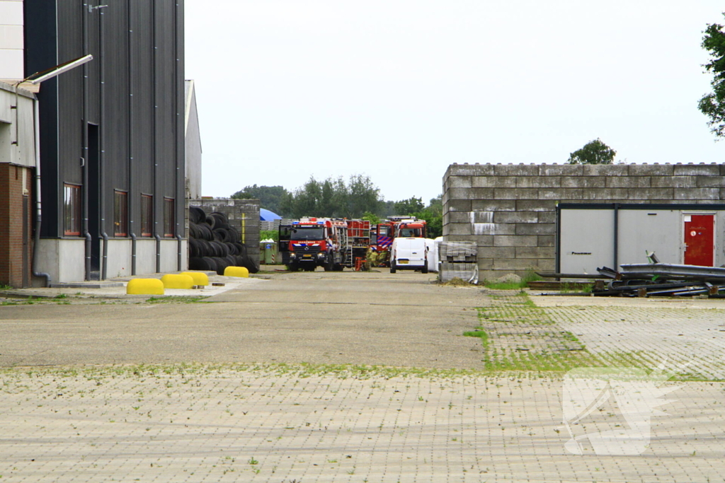Brandweer blust brand in bedrijfspand