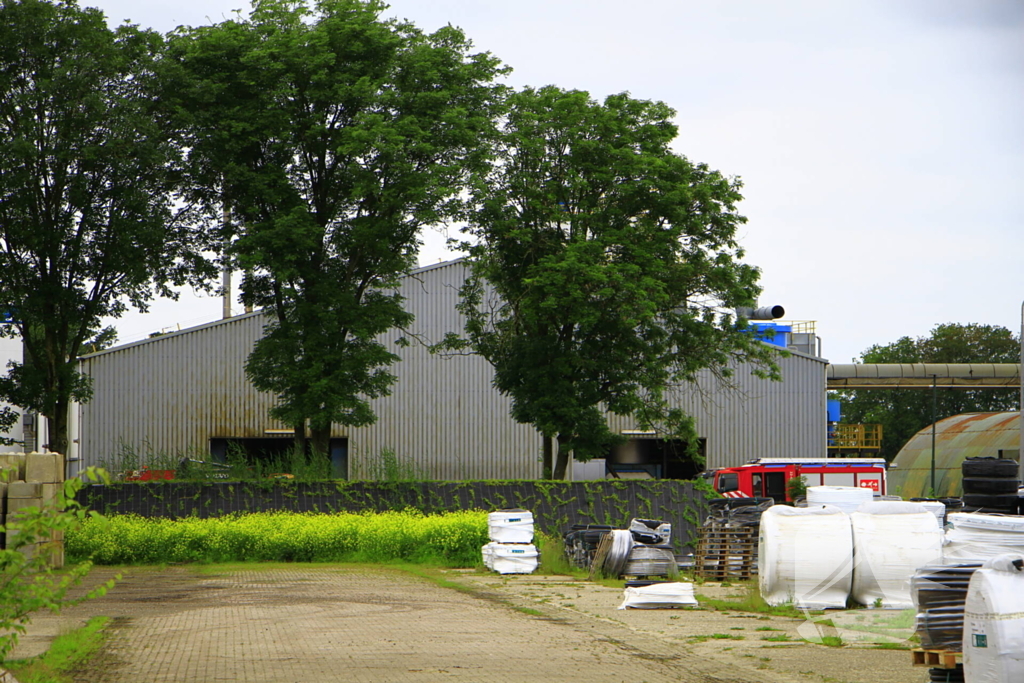 Brandweer blust brand in bedrijfspand