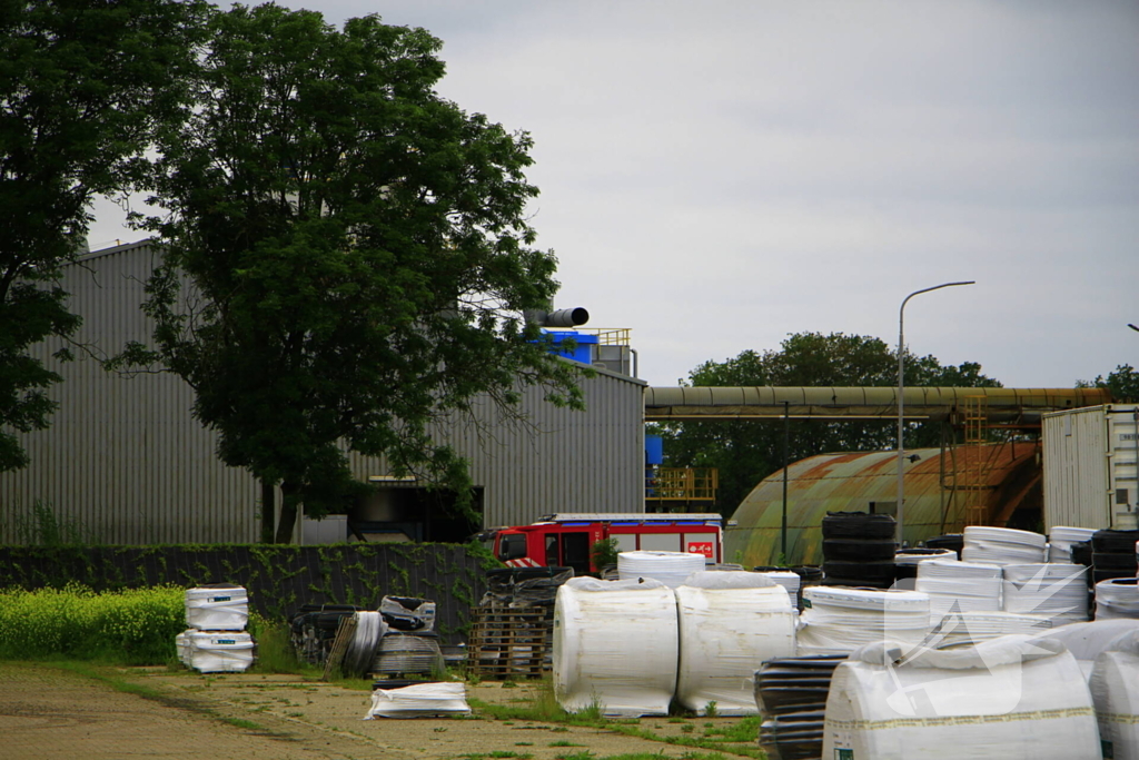 Brandweer blust brand in bedrijfspand