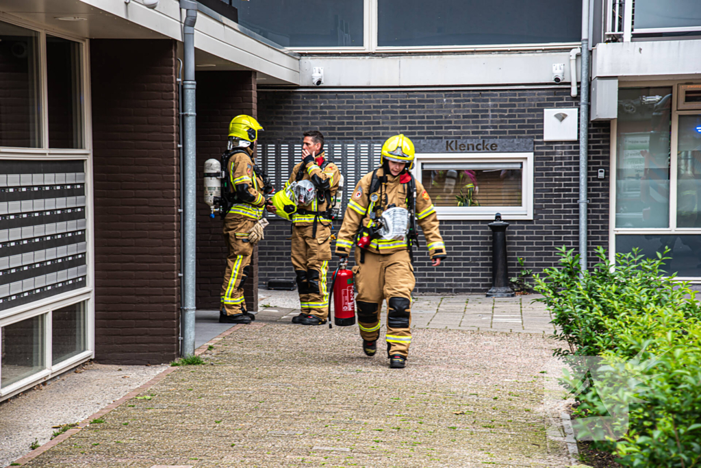 Brand in flatwoning snel onder controle