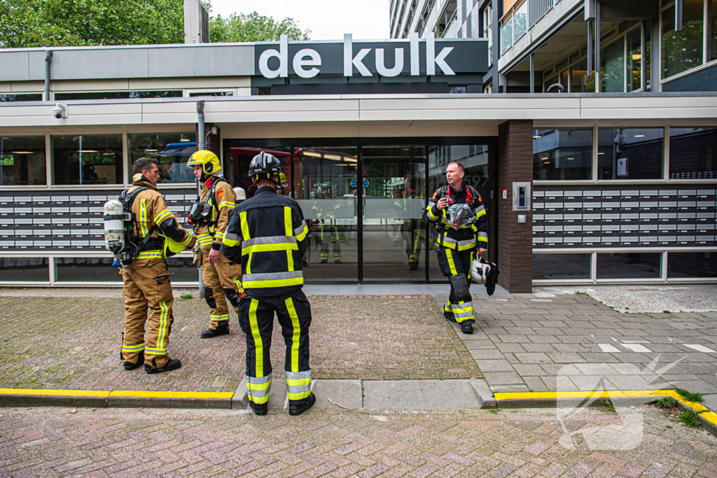 Brand in flatwoning snel onder controle