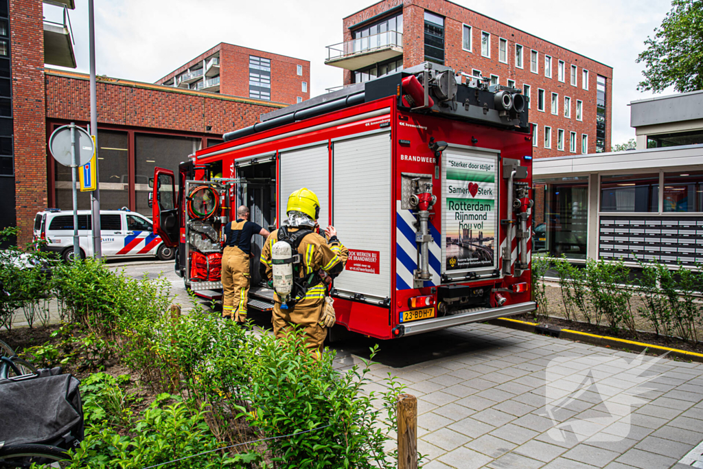 Brand in flatwoning snel onder controle