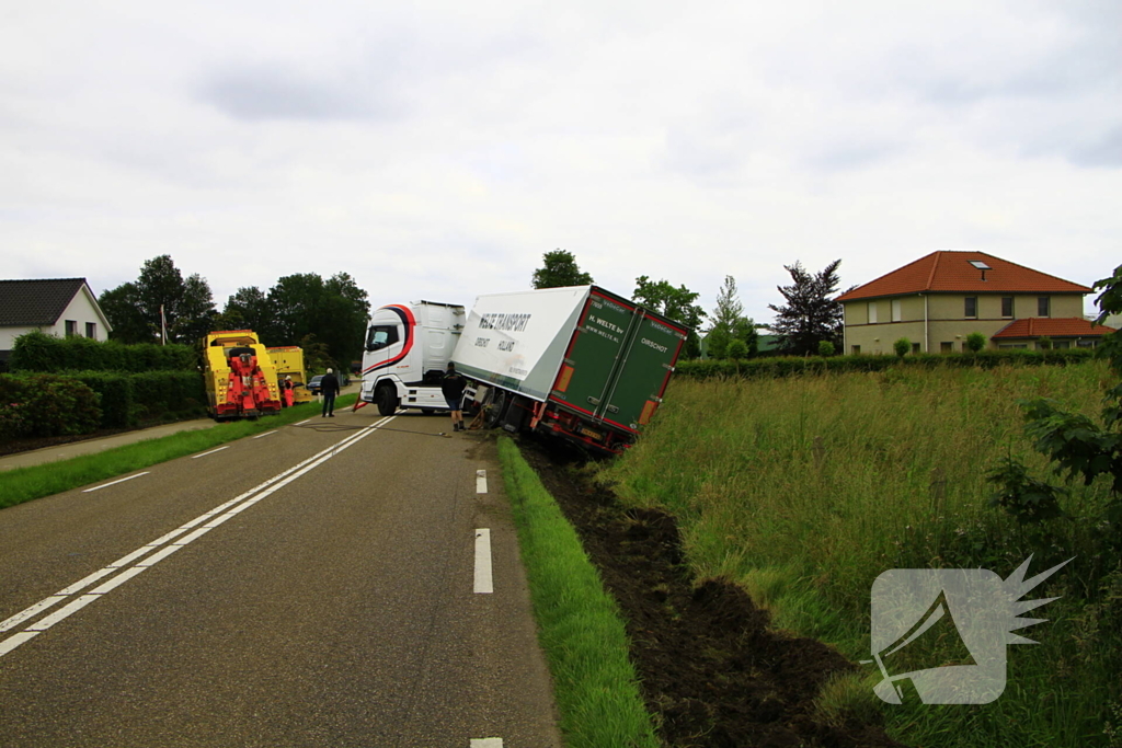 Vrachtwagencombinatie raakt van de weg