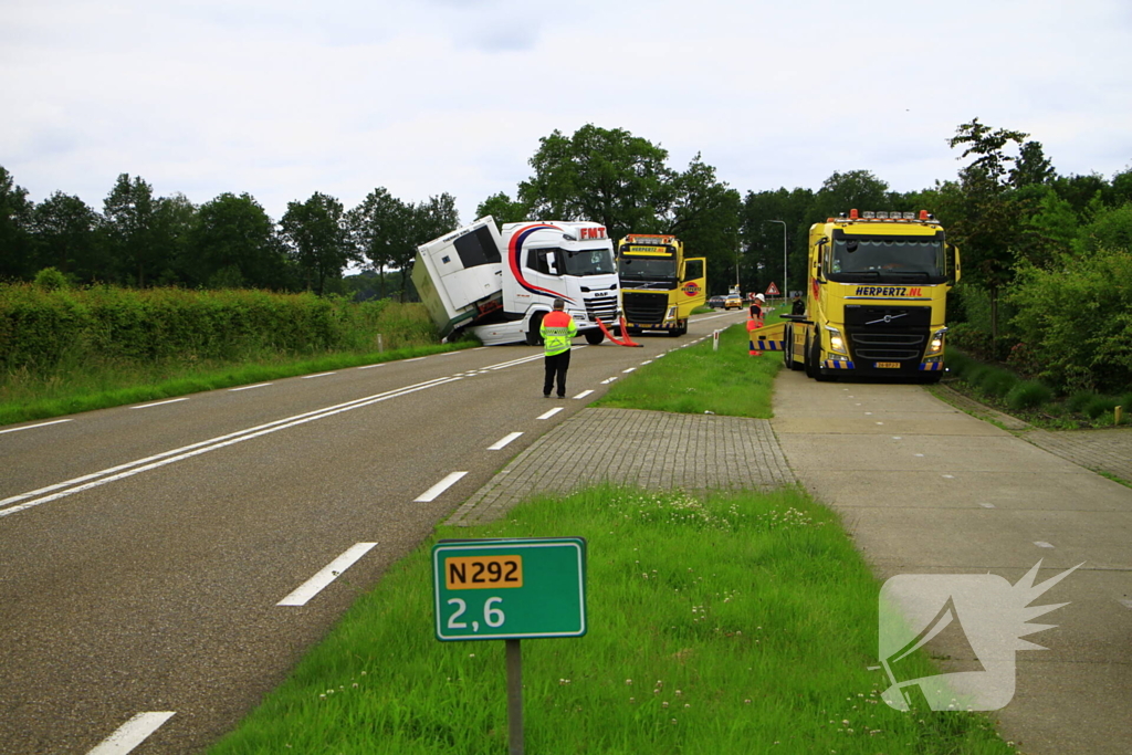 Vrachtwagencombinatie raakt van de weg
