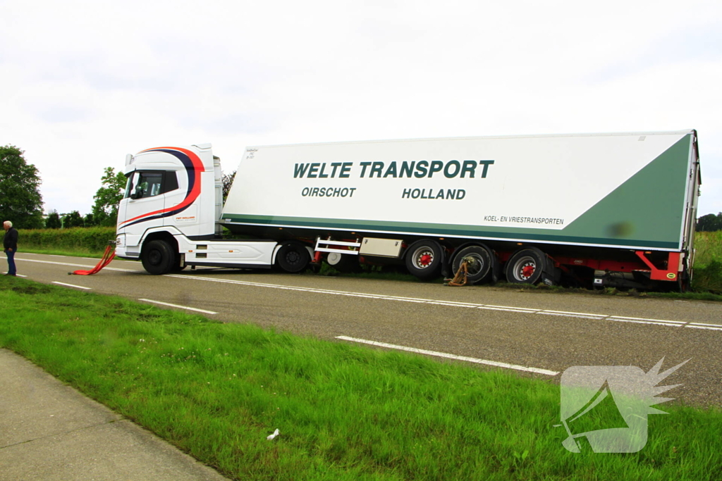 Vrachtwagencombinatie raakt van de weg