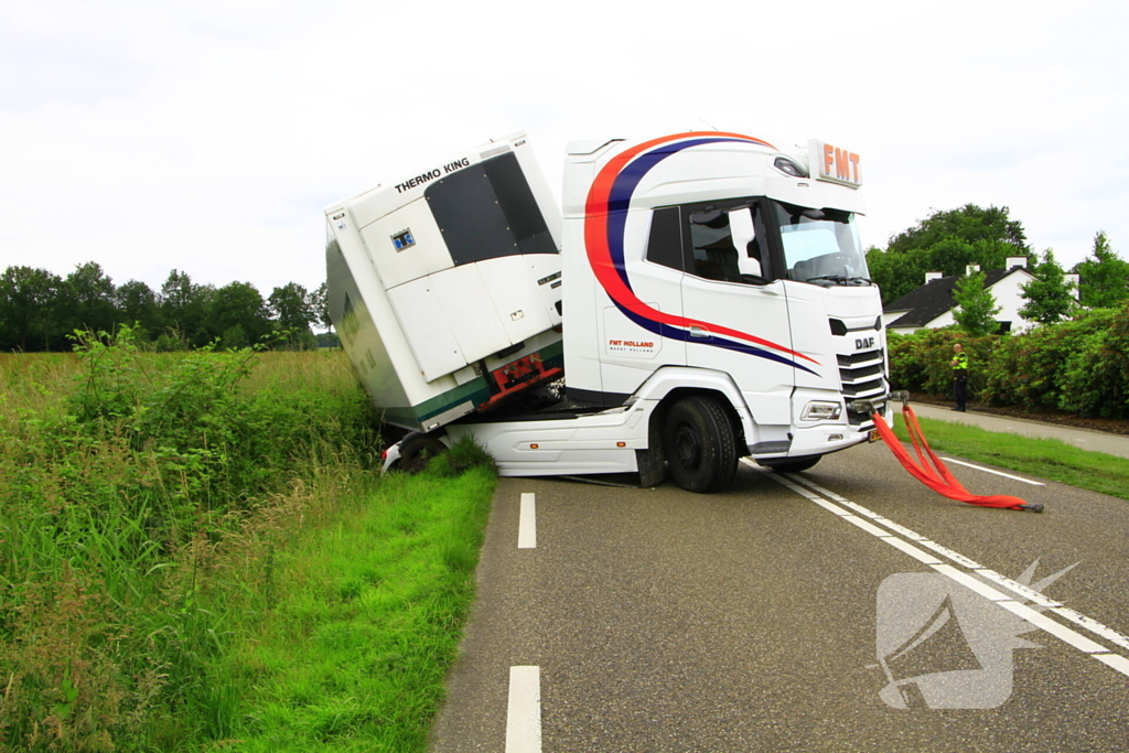 Vrachtwagencombinatie raakt van de weg