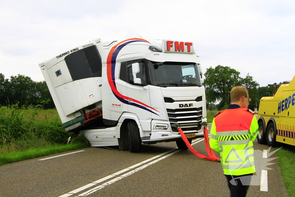 Vrachtwagencombinatie raakt van de weg