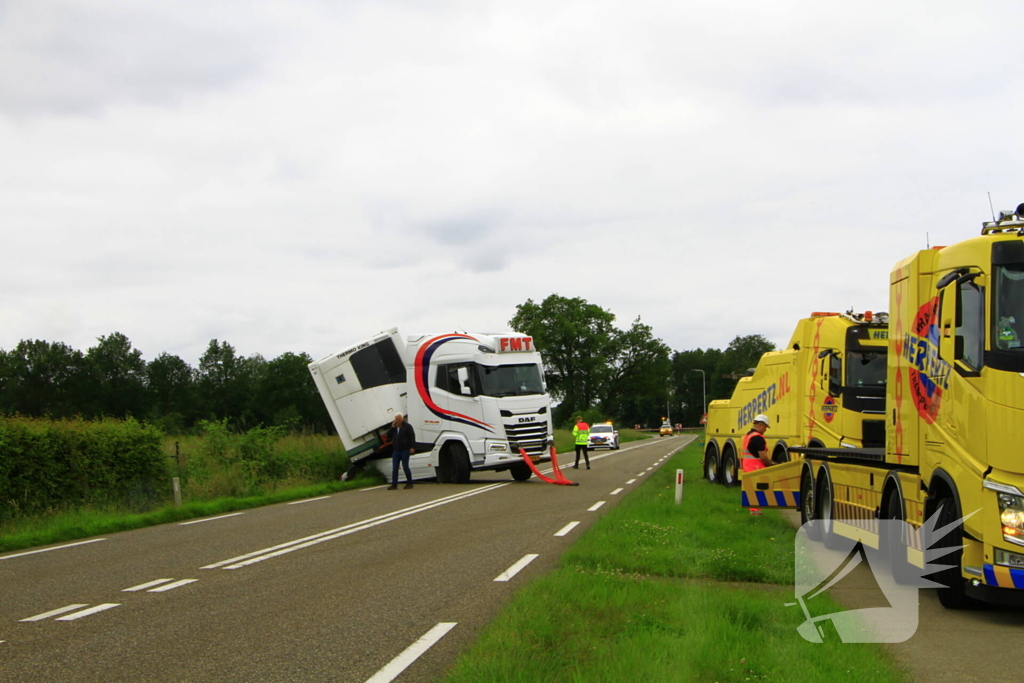 Vrachtwagencombinatie raakt van de weg