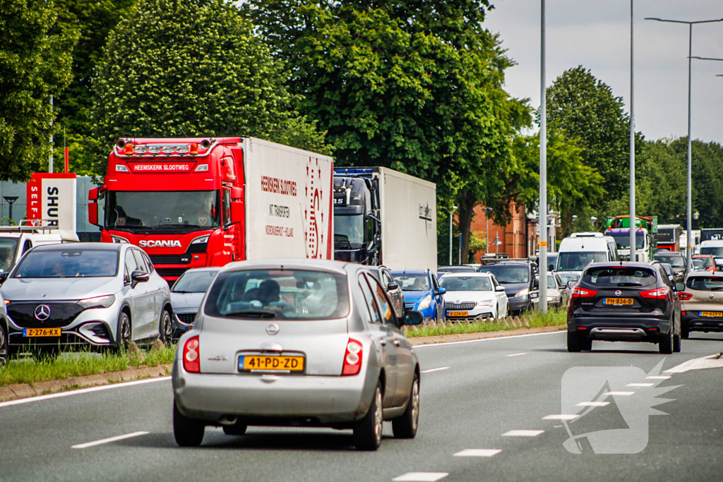 Auto belandt op de kop