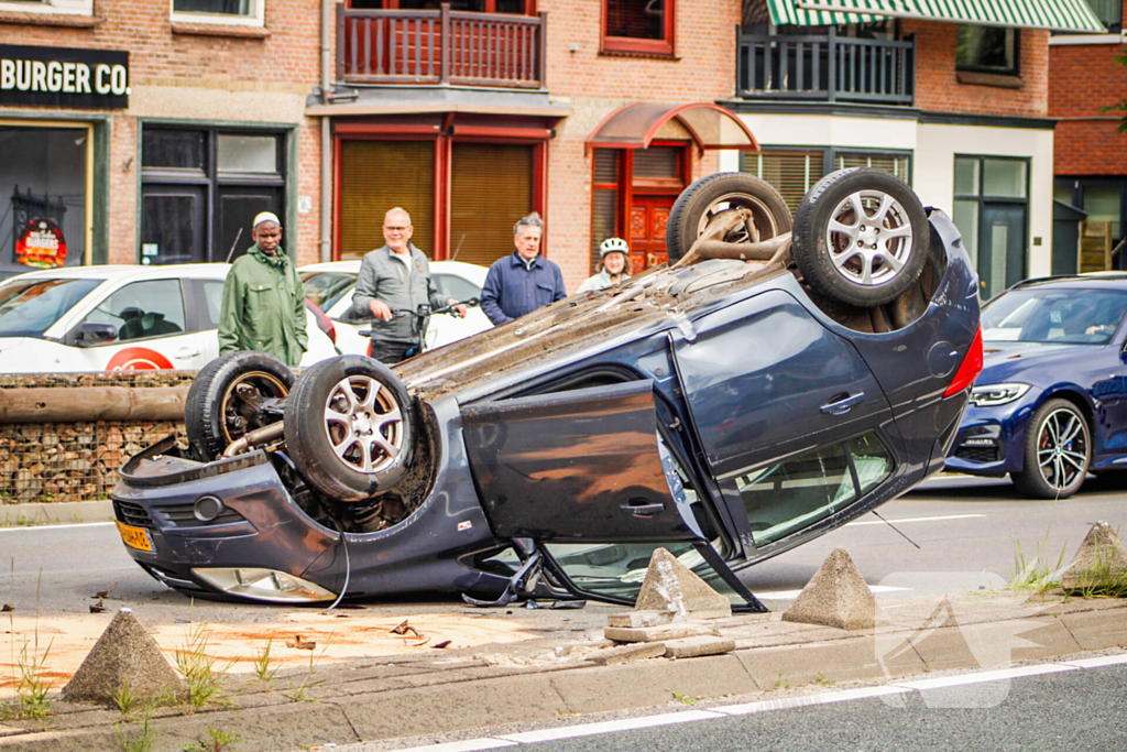 Auto belandt op de kop