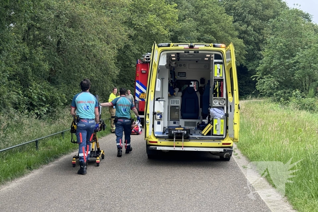 Wandelaar wordt uit bos getild door brandweer