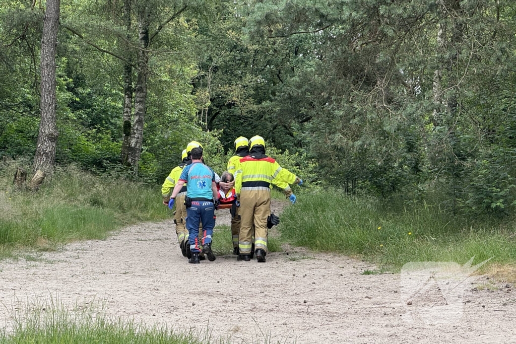Wandelaar wordt uit bos getild door brandweer