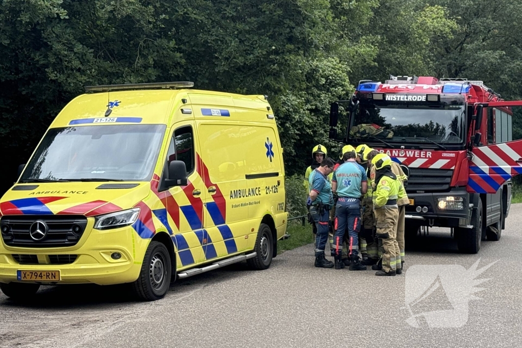 Wandelaar wordt uit bos getild door brandweer