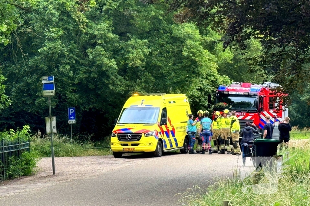 Wandelaar wordt uit bos getild door brandweer