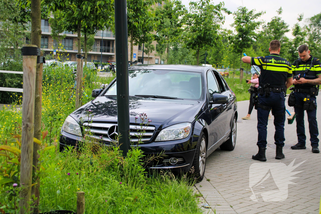 Politie tikt autoruit in nadat onwel geworden persoon tegen lantaarnpaal botst