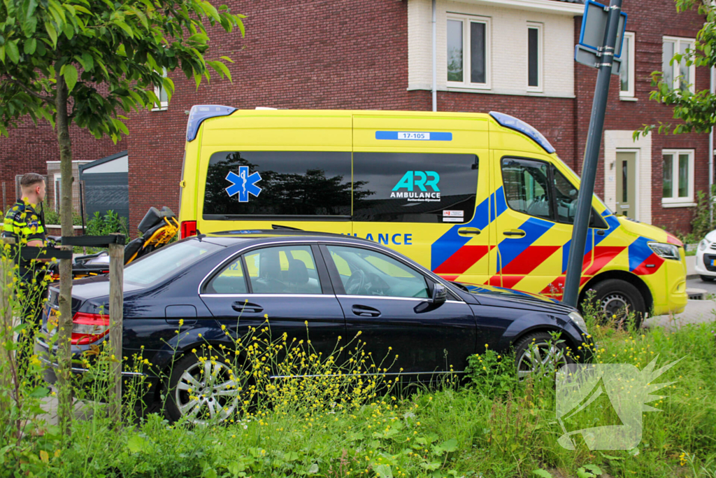 Politie tikt autoruit in nadat onwel geworden persoon tegen lantaarnpaal botst