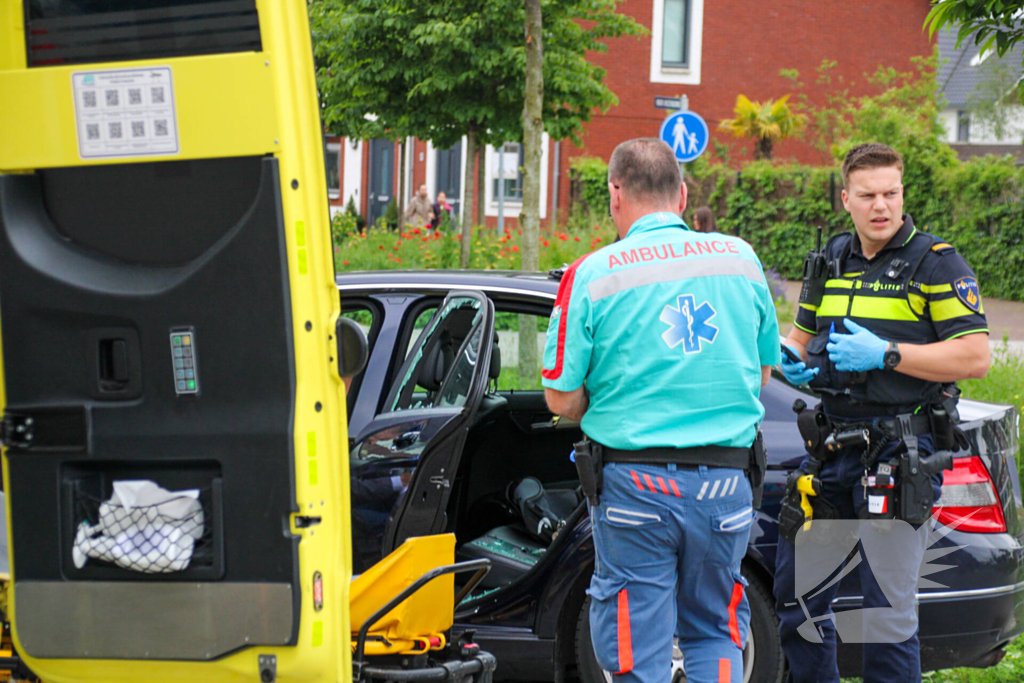 Politie tikt autoruit in nadat onwel geworden persoon tegen lantaarnpaal botst