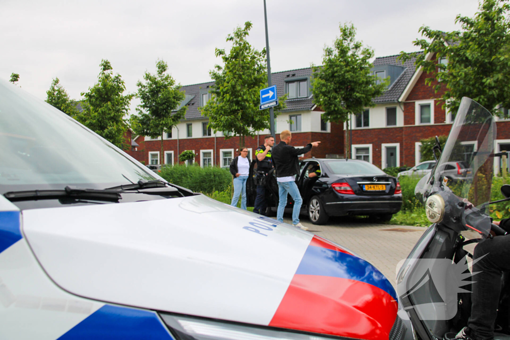 Politie tikt autoruit in nadat onwel geworden persoon tegen lantaarnpaal botst