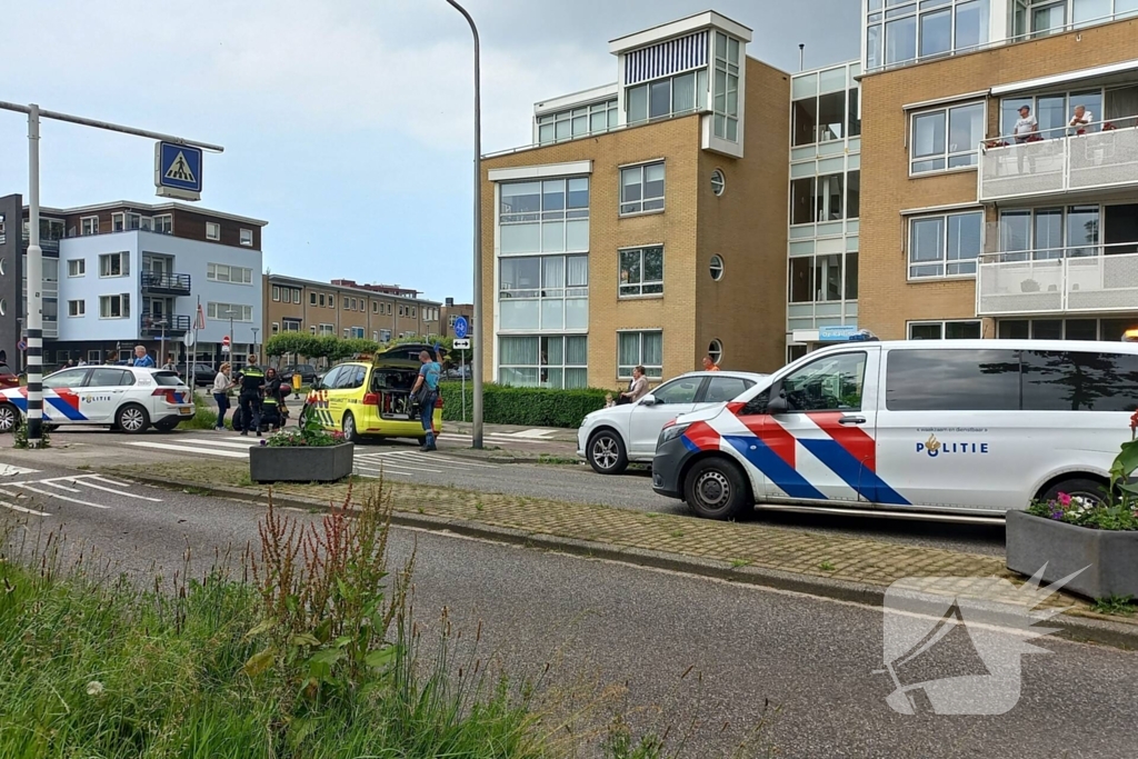 Scooterrijder botst met personenauto