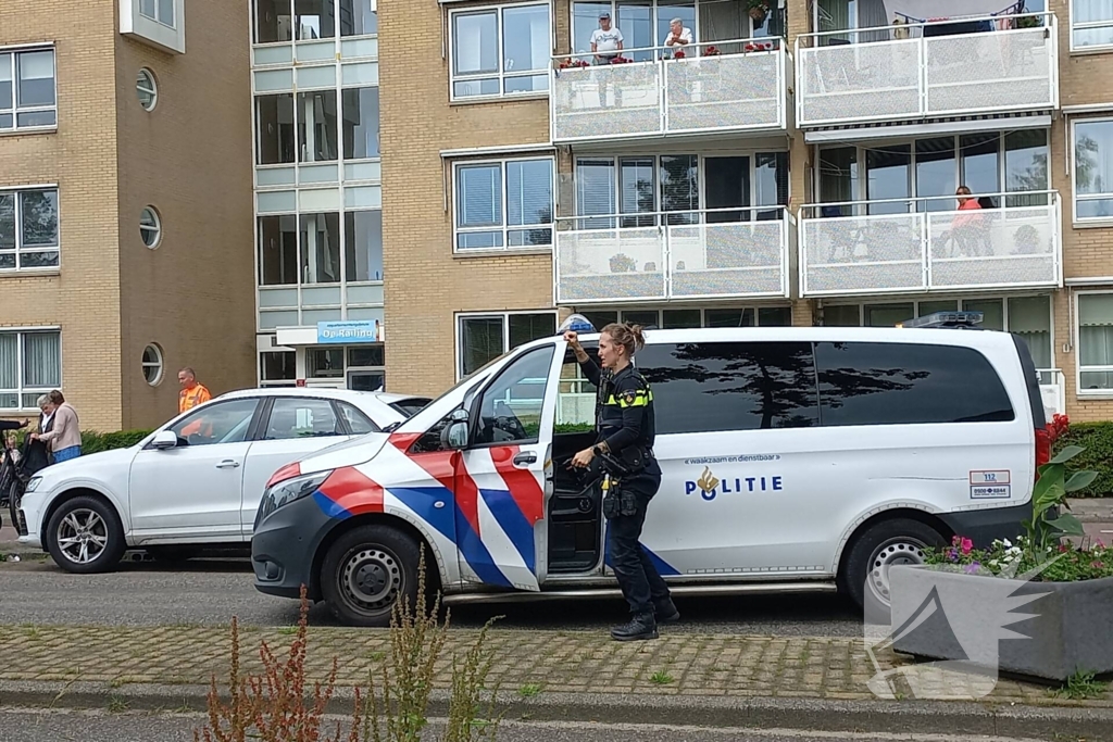 Scooterrijder botst met personenauto