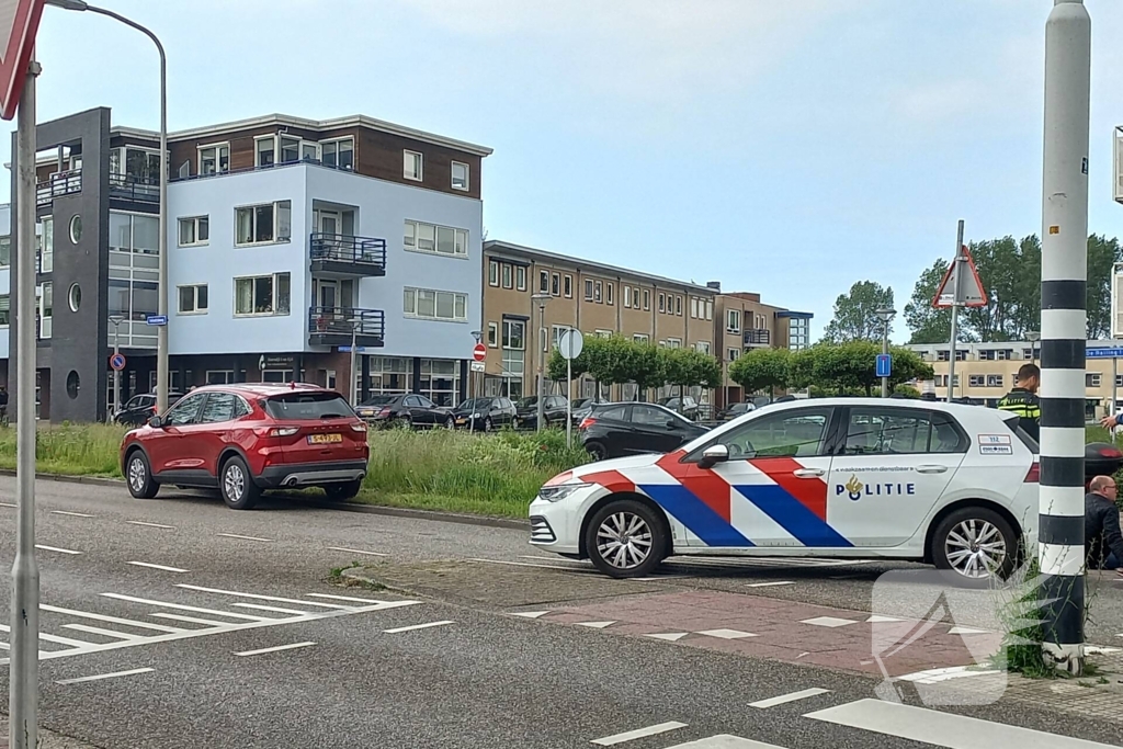Scooterrijder botst met personenauto