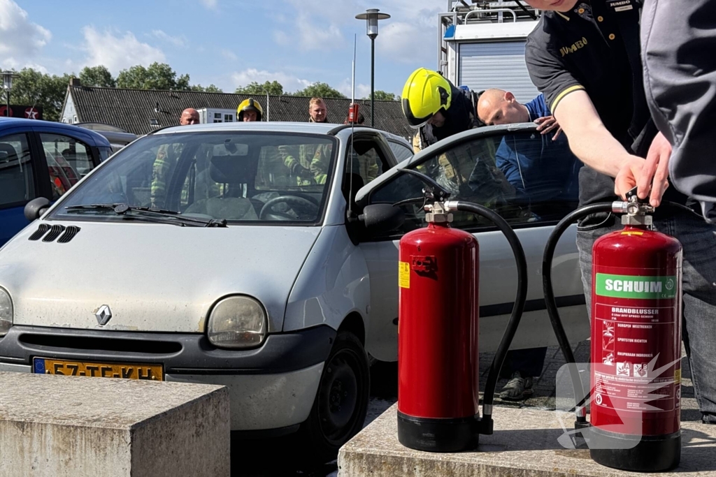 Brand in autodeur snel geblust