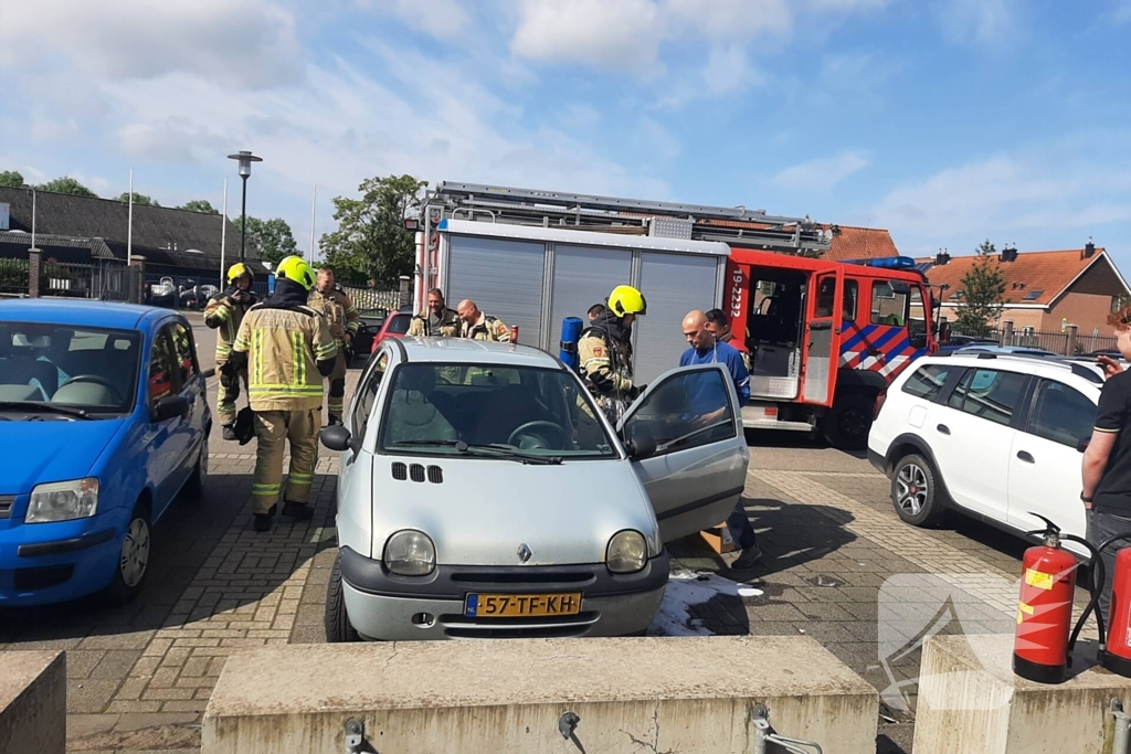 Brand in autodeur snel geblust